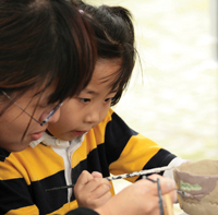 Photo of mother and child doing pottery © PHOTO TOMMY WONG