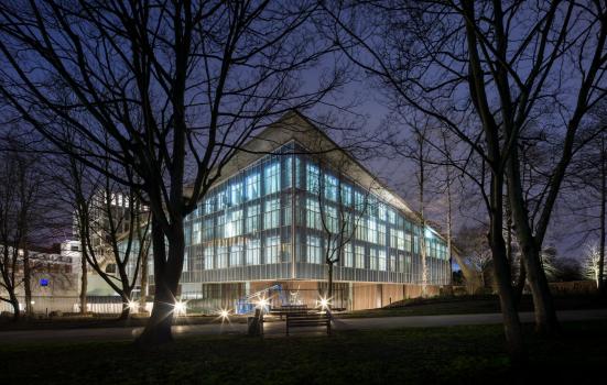 Photo of the exterior of the Design Museum at night