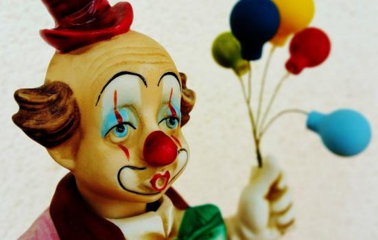 Photo of sad looking clown statue