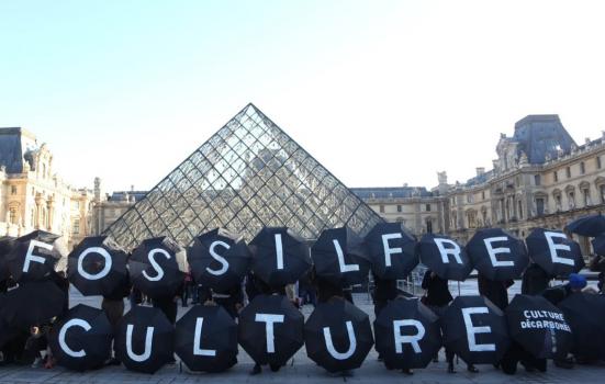 Photo of protestors outside Louvre in Paris