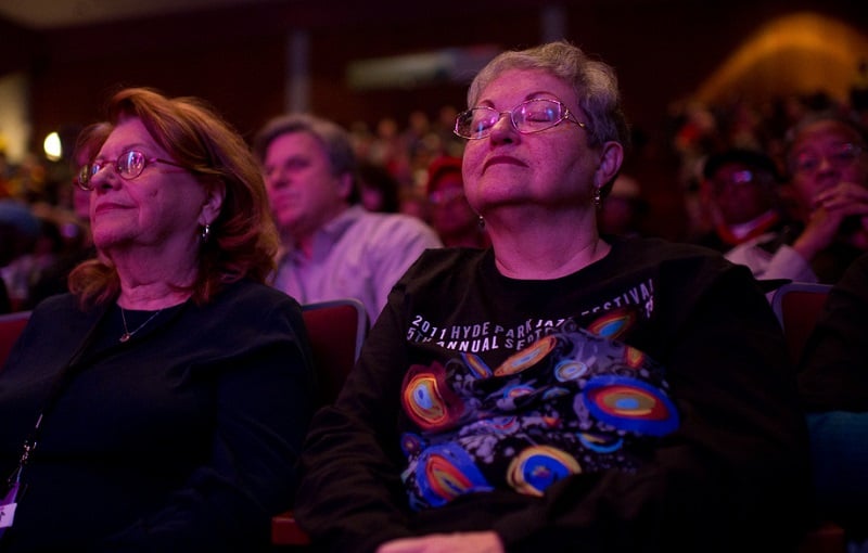 Photo people watching a performance