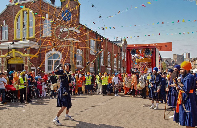 Photo of a demonstration of the Vaddah Chakar - the Sikh martial arts weapon