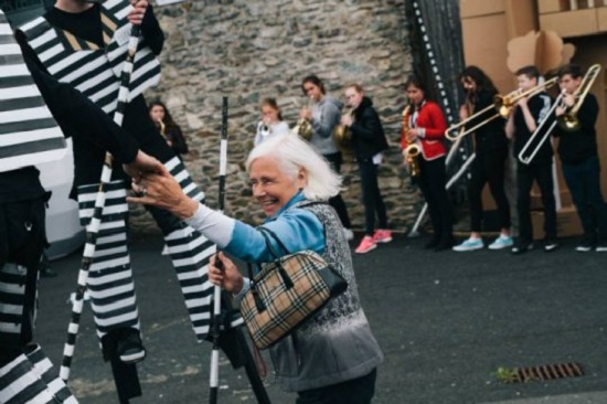 Photo of woman and stilt walker