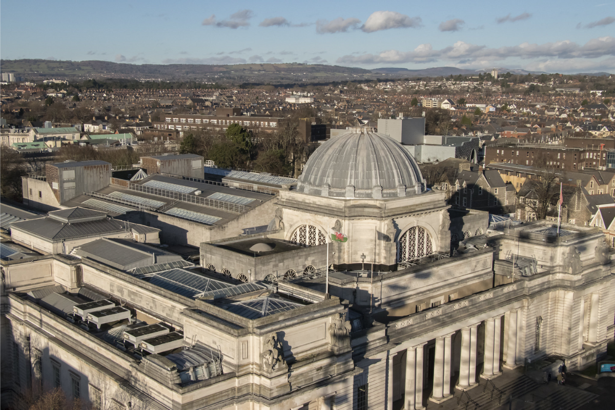 Yr Amgueddfa Genedlaethol Caerdydd a'r ddinas / The National Museum of Wales Cardiff and the city